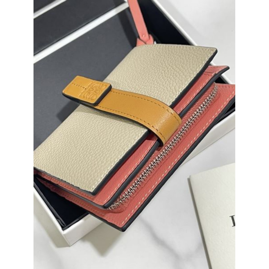 著名人やセレブも愛用する LOEWE スーパーコピー 二つ折り財布 旬なカラー展開