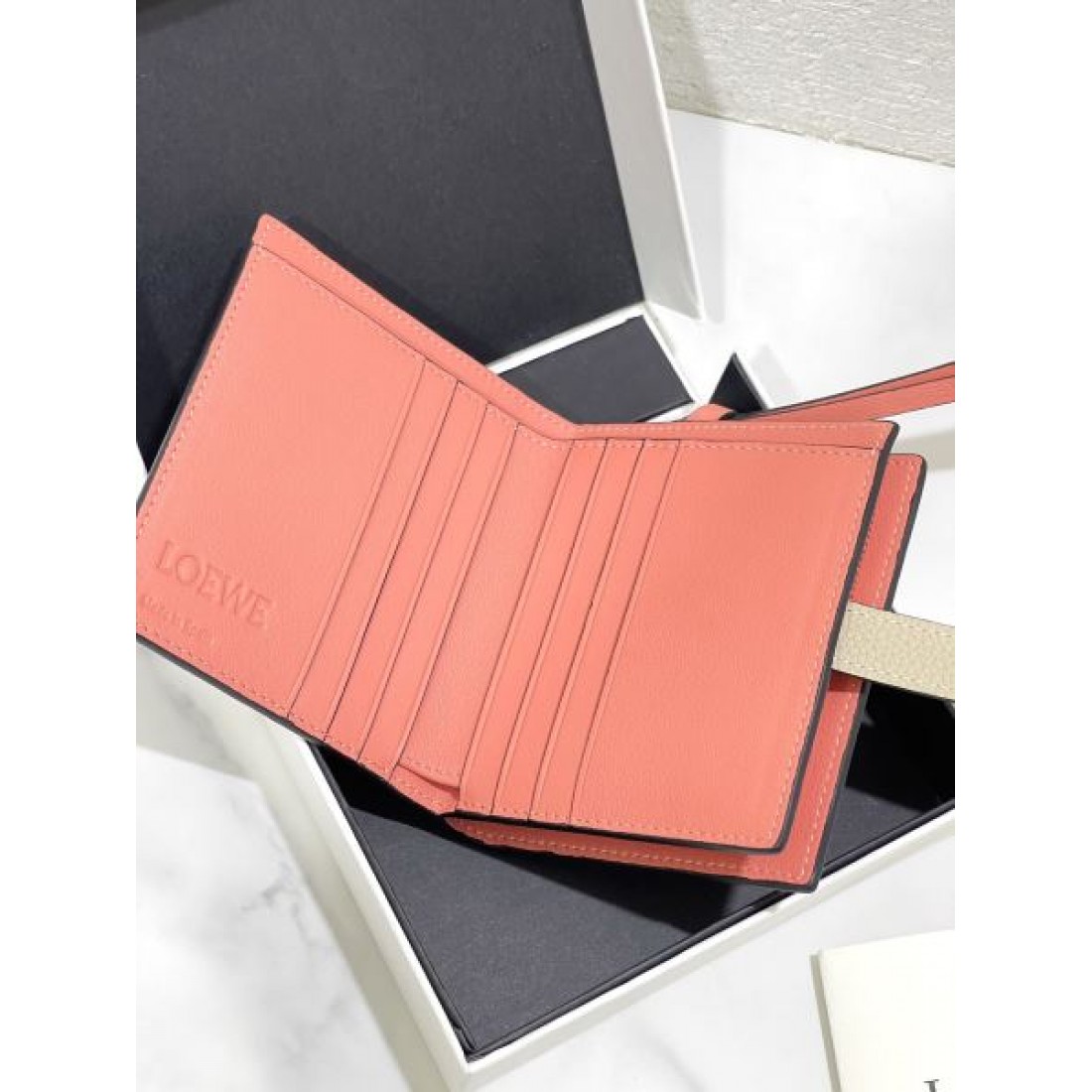 著名人やセレブも愛用する LOEWE スーパーコピー 二つ折り財布 旬なカラー展開