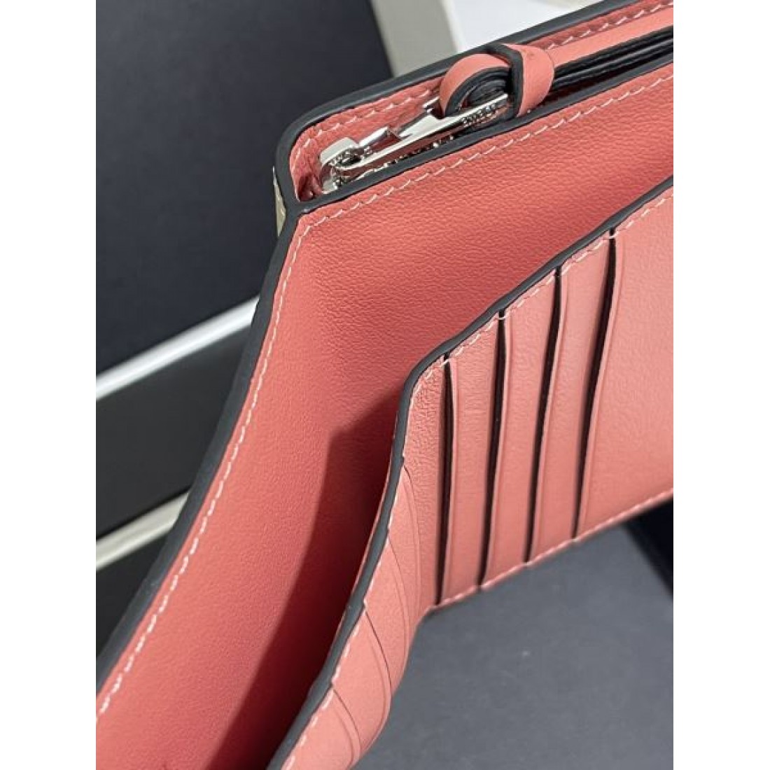 著名人やセレブも愛用する LOEWE スーパーコピー 二つ折り財布 旬なカラー展開