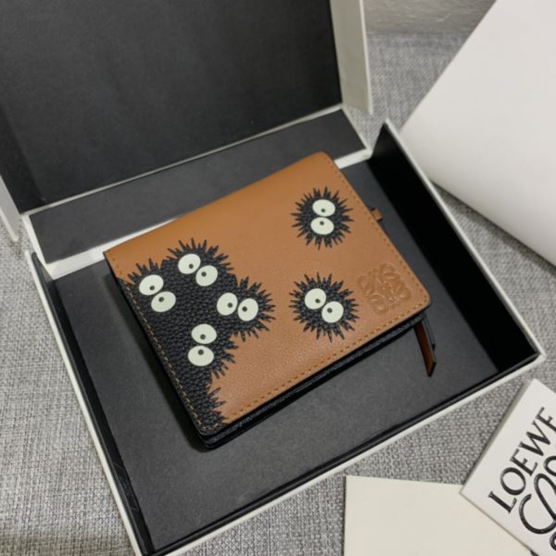 季節の変わり目に活躍 LOEWE スーパーコピー 二つ折り財布 限定コレクション