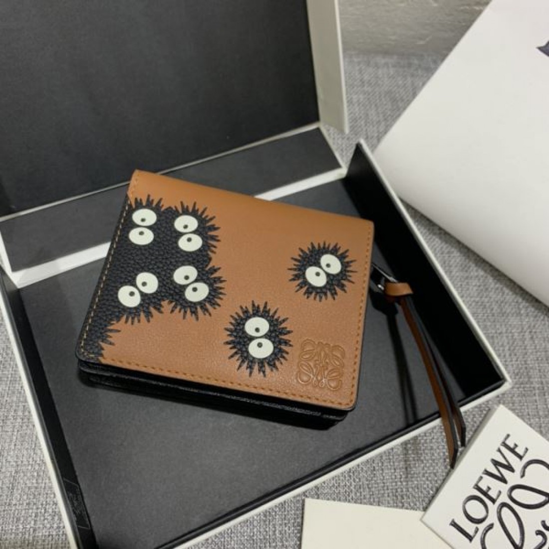 季節の変わり目に活躍 LOEWE スーパーコピー 二つ折り財布 限定コレクション