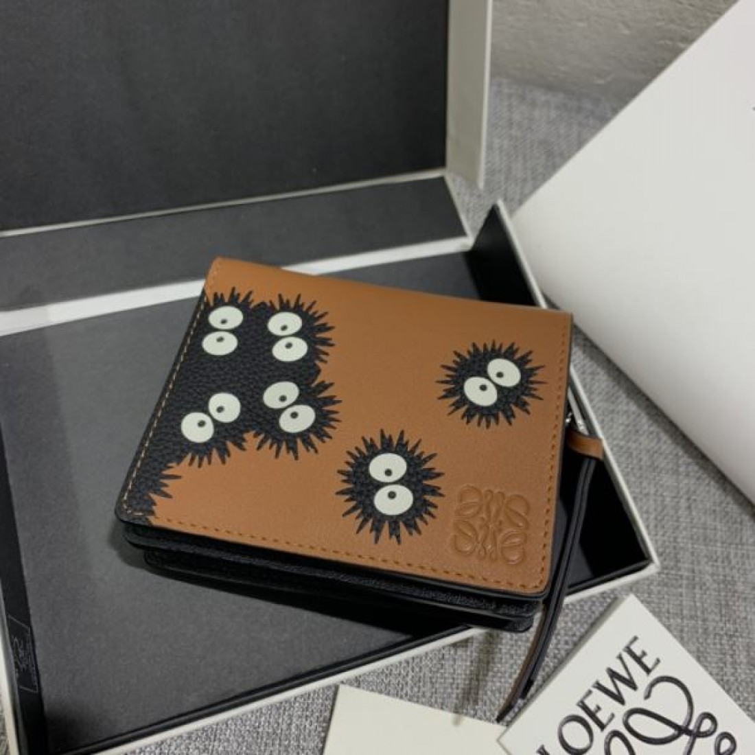 季節の変わり目に活躍 LOEWE スーパーコピー 二つ折り財布 限定コレクション