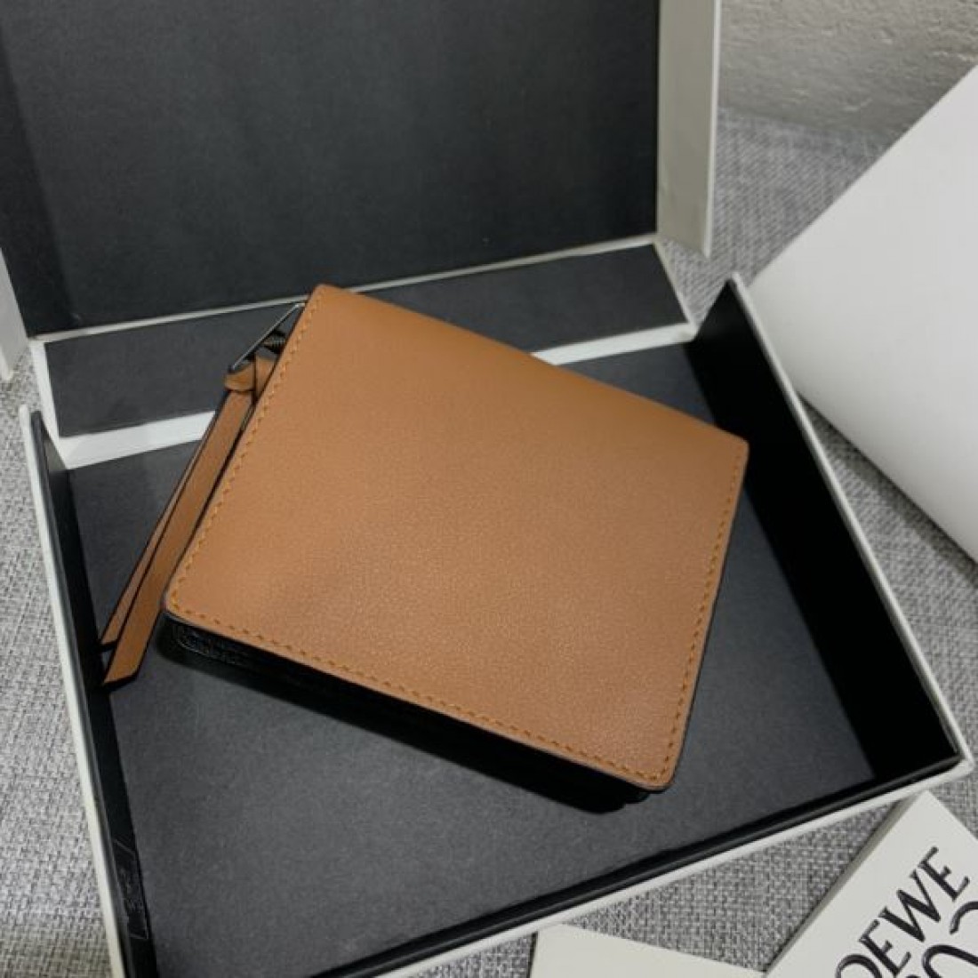 季節の変わり目に活躍 LOEWE スーパーコピー 二つ折り財布 限定コレクション