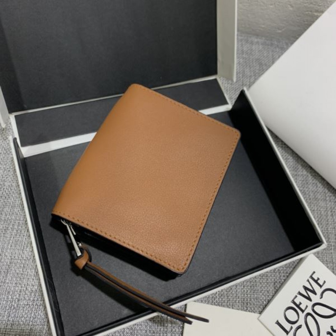 季節の変わり目に活躍 LOEWE スーパーコピー 二つ折り財布 限定コレクション