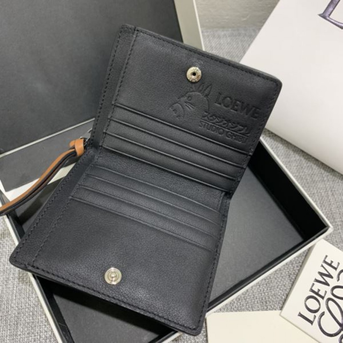 季節の変わり目に活躍 LOEWE スーパーコピー 二つ折り財布 限定コレクション
