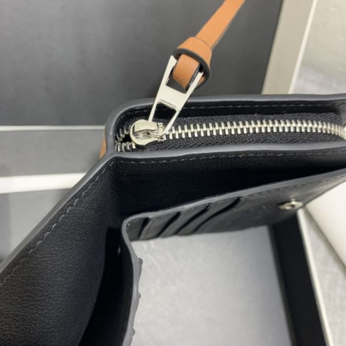 季節の変わり目に活躍 LOEWE スーパーコピー 二つ折り財布 限定コレクション