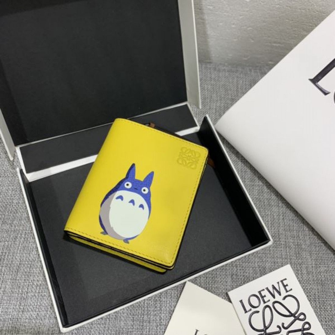 今季ヒット必至 LOEWE スーパーコピー 二つ折り財布 限定の夏季新作