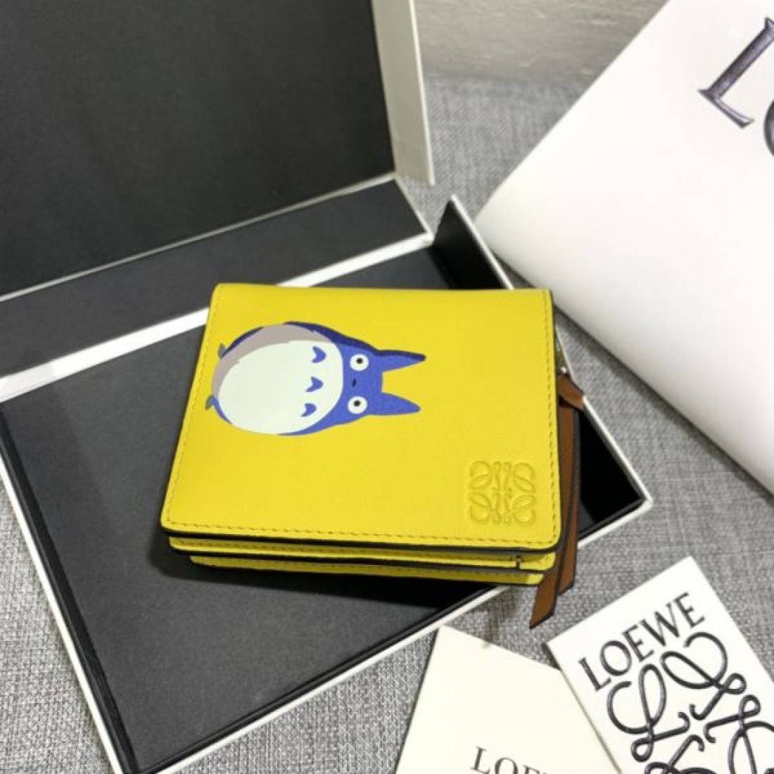 今季ヒット必至 LOEWE スーパーコピー 二つ折り財布 限定の夏季新作