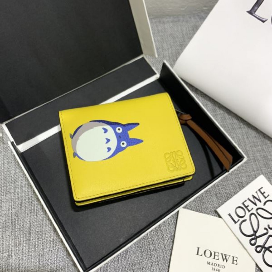 今季ヒット必至 LOEWE スーパーコピー 二つ折り財布 限定の夏季新作
