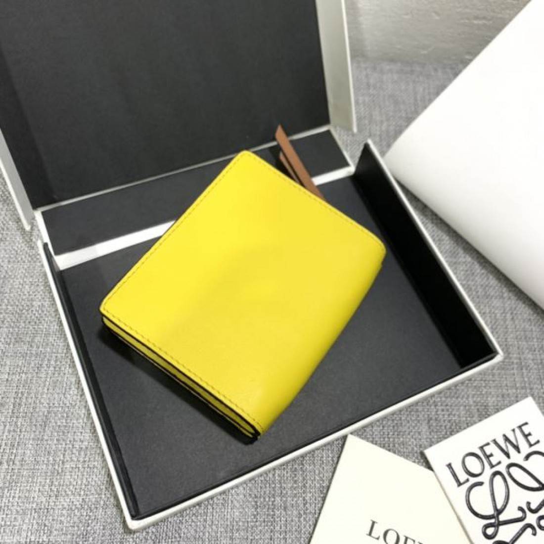 今季ヒット必至 LOEWE スーパーコピー 二つ折り財布 限定の夏季新作