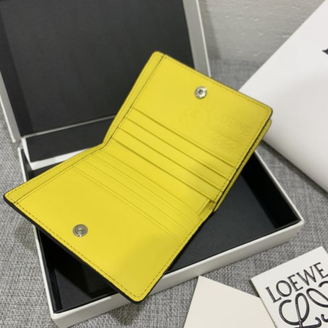 今季ヒット必至 LOEWE スーパーコピー 二つ折り財布 限定の夏季新作
