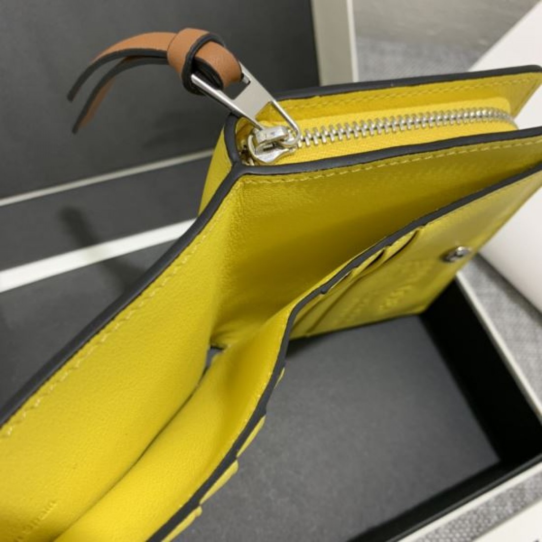 今季ヒット必至 LOEWE スーパーコピー 二つ折り財布 限定の夏季新作