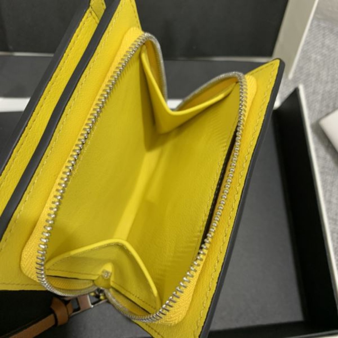 今季ヒット必至 LOEWE スーパーコピー 二つ折り財布 限定の夏季新作