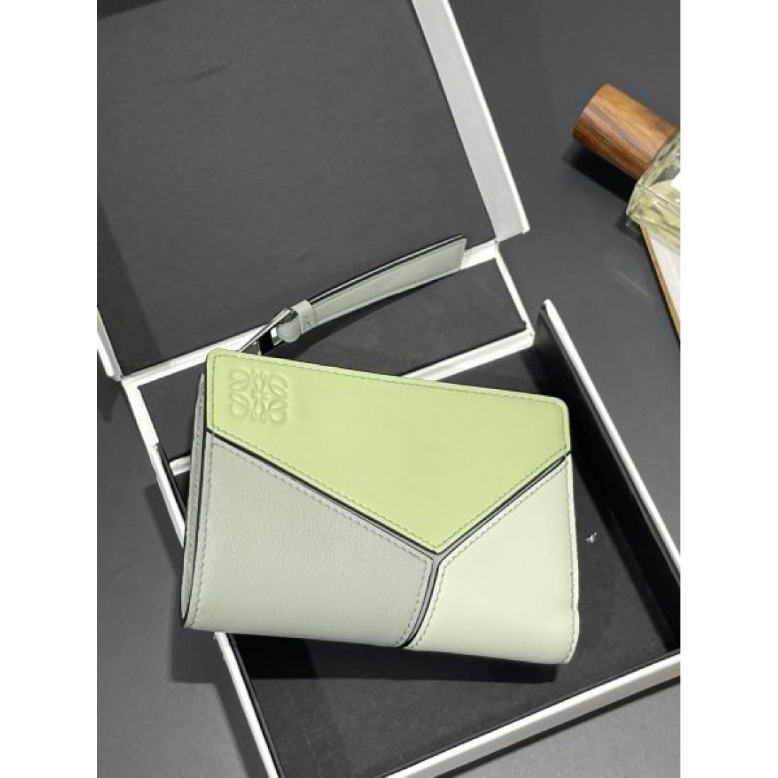 夏のおでかけにもぴったり LOEWE スーパーコピー 二つ折り財布 流行最前線