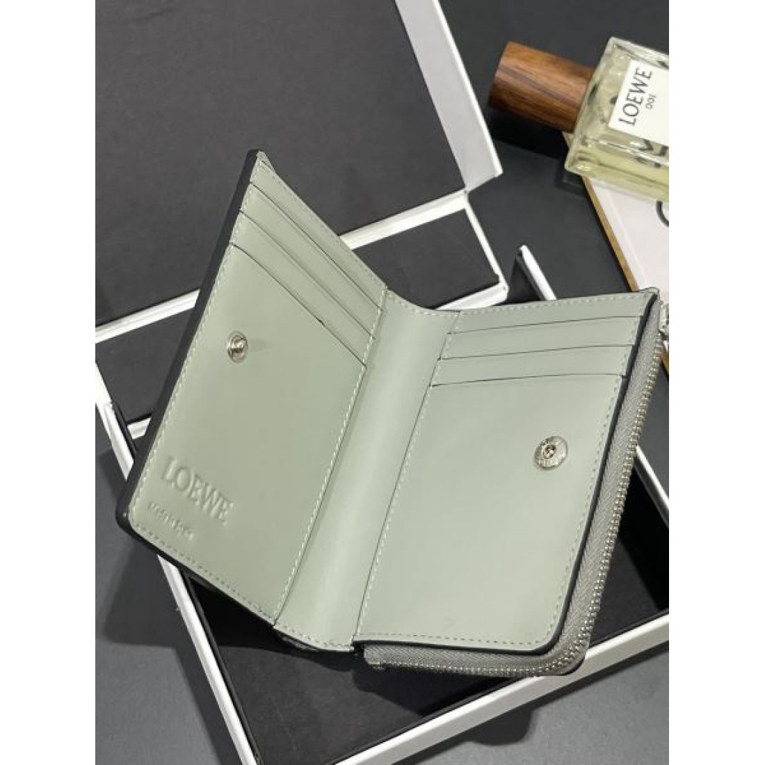 夏のおでかけにもぴったり LOEWE スーパーコピー 二つ折り財布 流行最前線