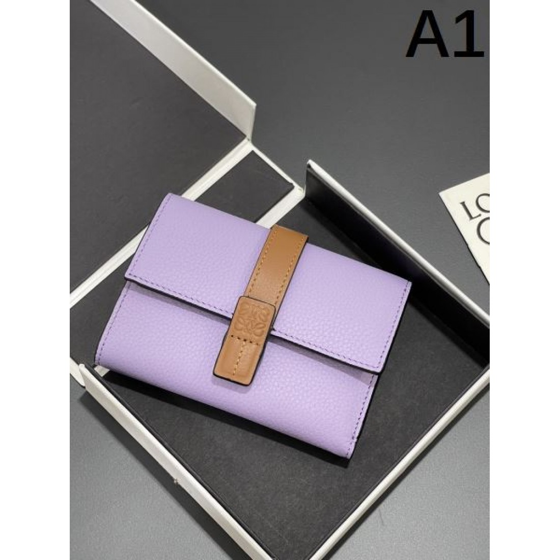今年の最旬トレンドになる LOEWE スーパーコピー  三つ折り財布 旬なカラー展開