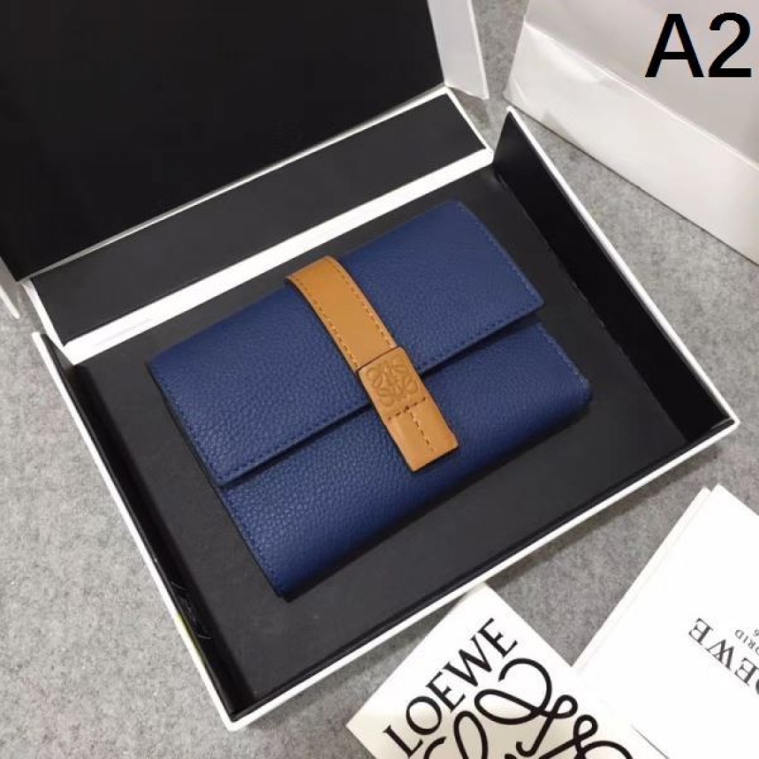 今年の最旬トレンドになる LOEWE スーパーコピー  三つ折り財布 旬なカラー展開