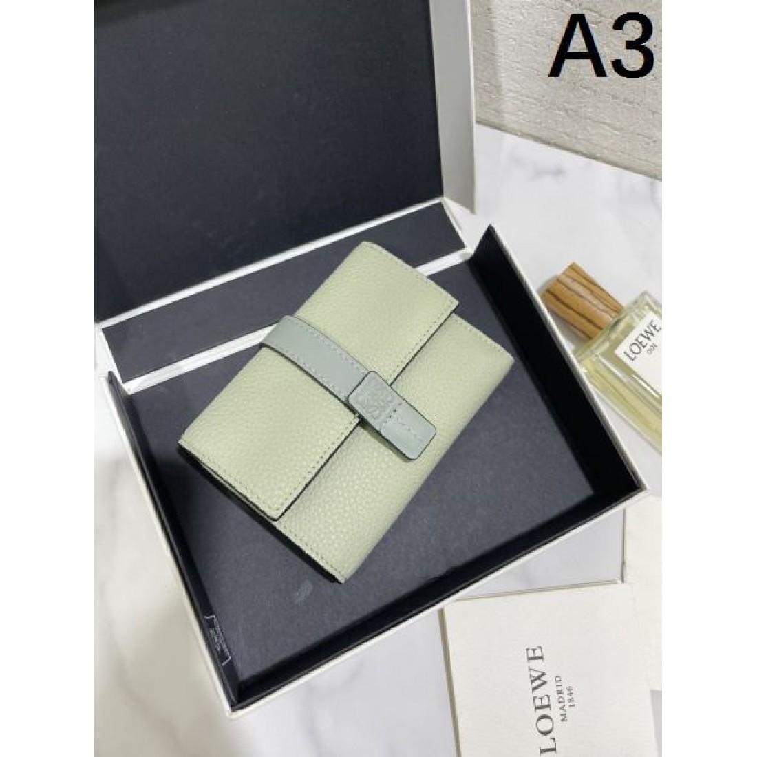 今年の最旬トレンドになる LOEWE スーパーコピー  三つ折り財布 旬なカラー展開