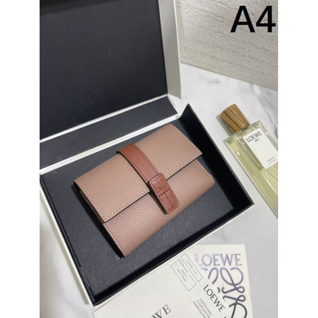 今年の最旬トレンドになる LOEWE スーパーコピー  三つ折り財布 旬なカラー展開