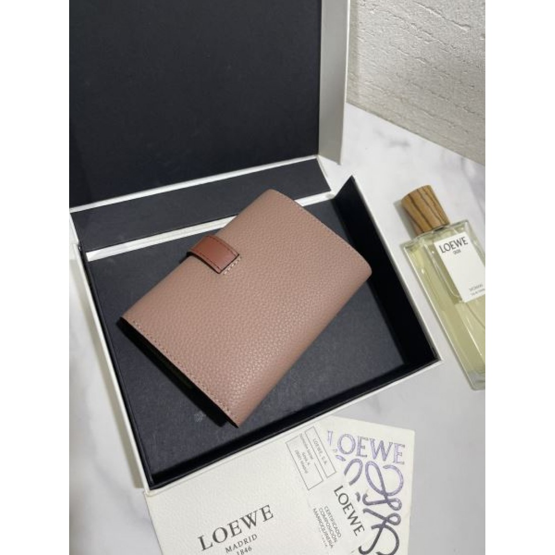 今年の最旬トレンドになる LOEWE スーパーコピー  三つ折り財布 旬なカラー展開