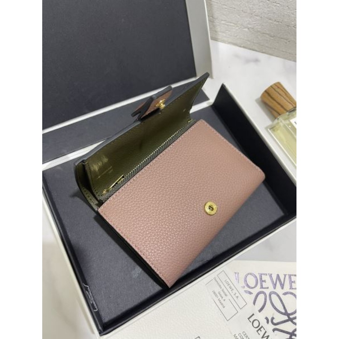 今年の最旬トレンドになる LOEWE スーパーコピー  三つ折り財布 旬なカラー展開