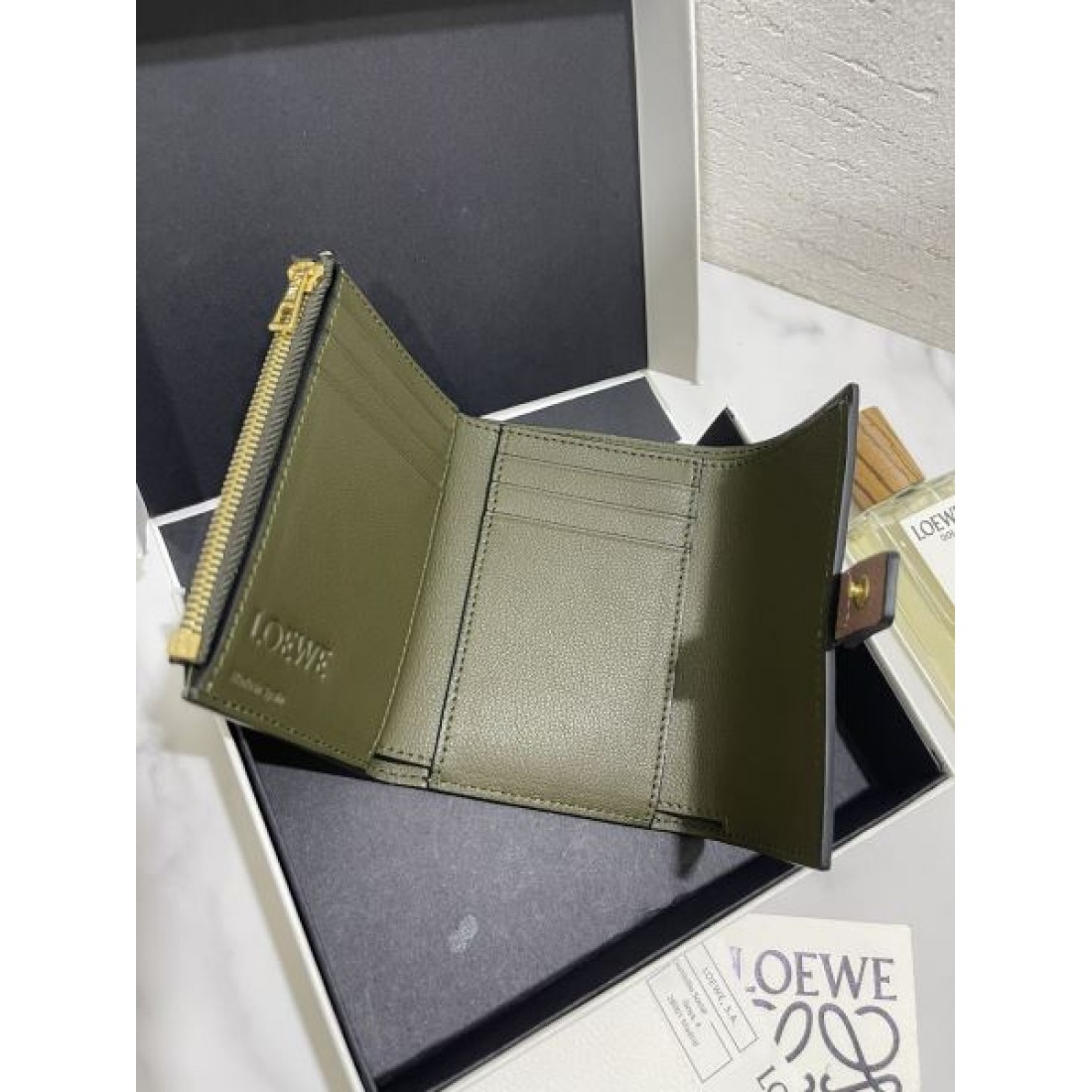 今年の最旬トレンドになる LOEWE スーパーコピー  三つ折り財布 旬なカラー展開
