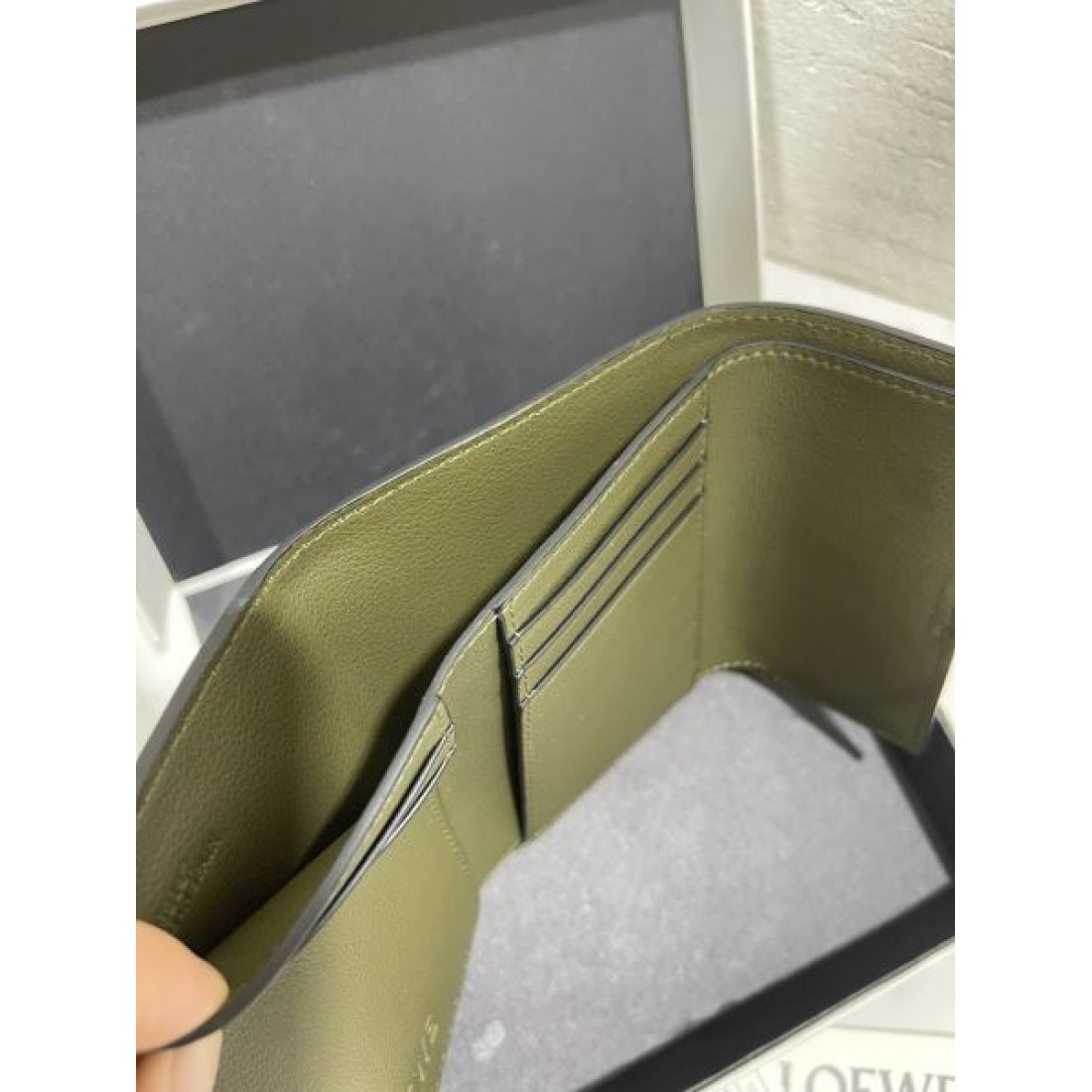 今年の最旬トレンドになる LOEWE スーパーコピー  三つ折り財布 旬なカラー展開