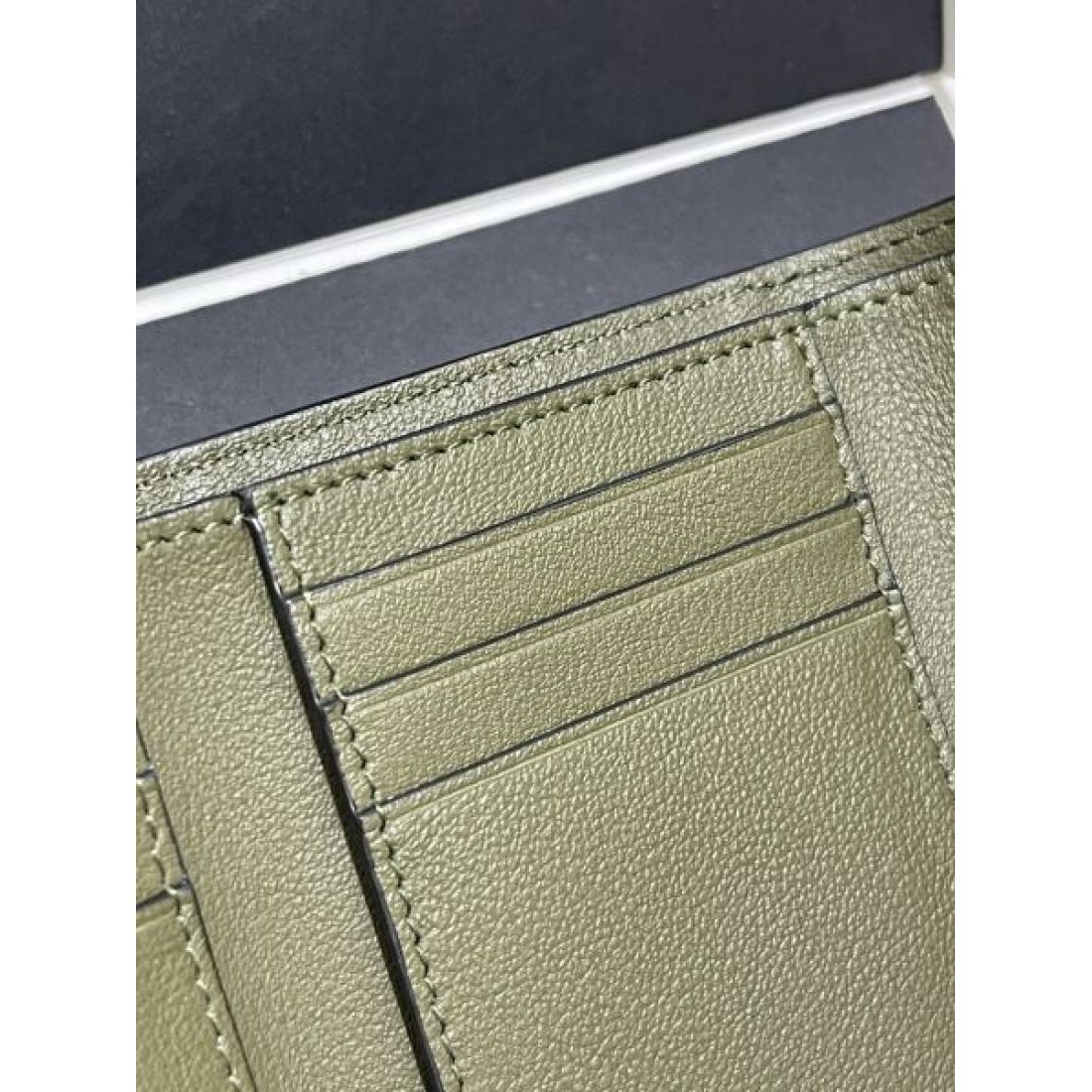 今年の最旬トレンドになる LOEWE スーパーコピー  三つ折り財布 旬なカラー展開