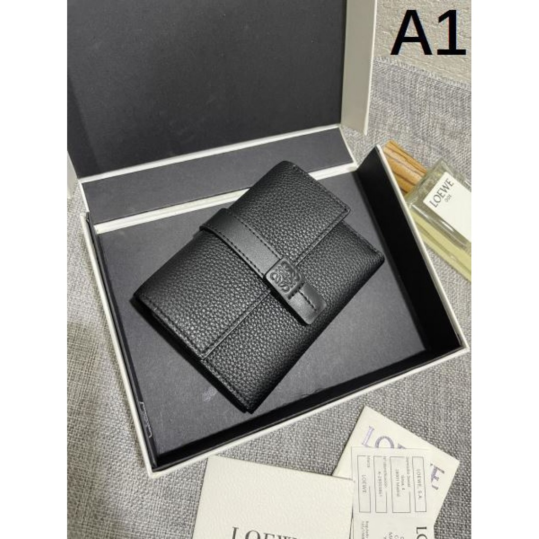 ロエベ コピー 三つ折り財布 春夏のおしゃれを楽しめる 大人可愛いで華やかな LOEWE