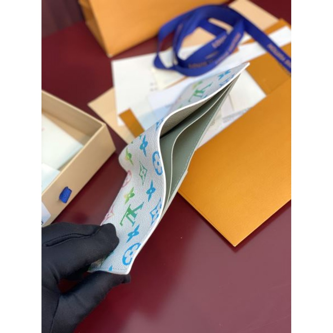 とってもお買い得 LOUIS VUITTON スーパーコピー 二つ折り財布 スタイリッシュな逸品