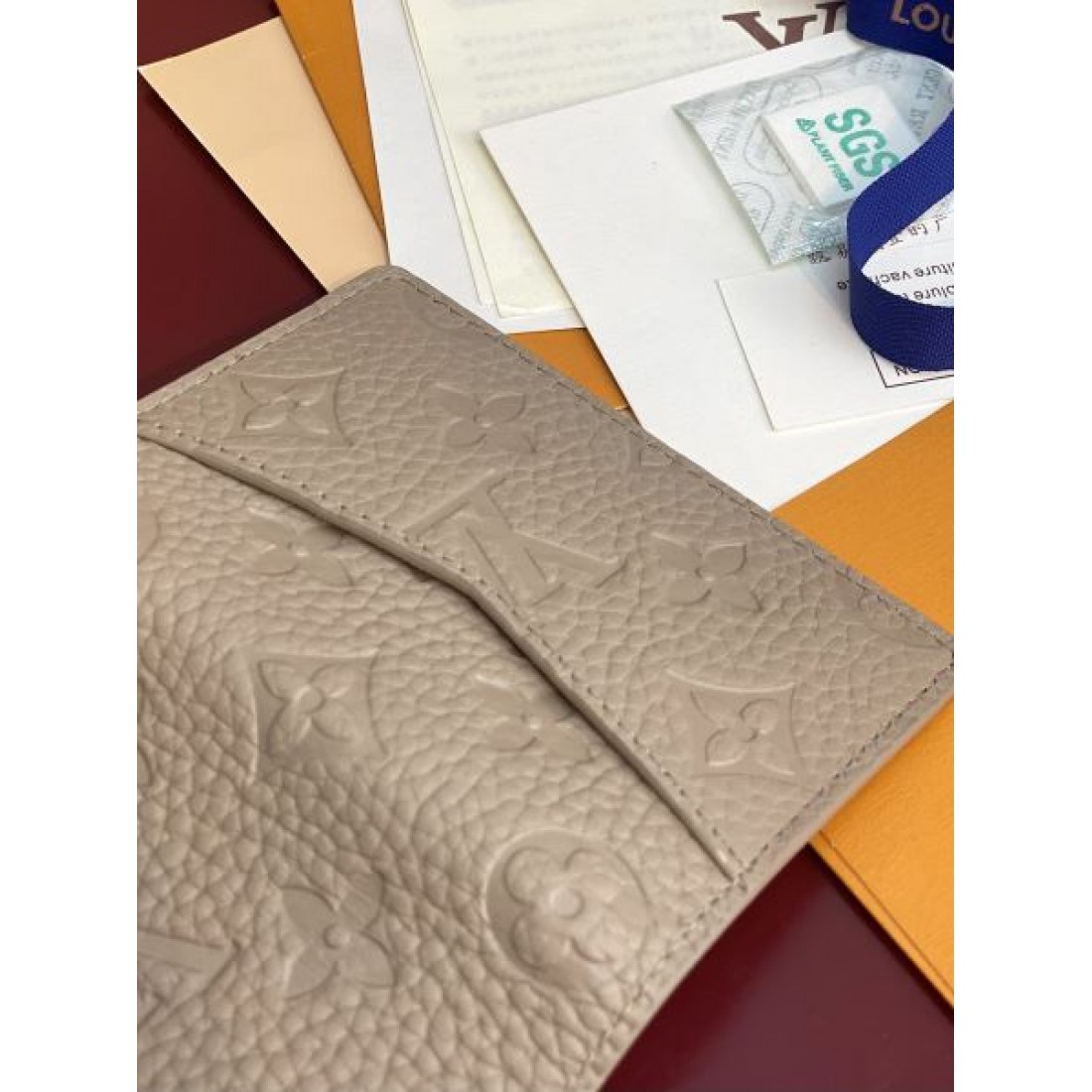 非常に人気が高い LOUIS VUITTON スーパーコピー 二つ折り財布 洗練された雰囲気