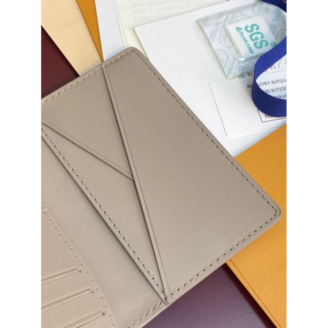 非常に人気が高い LOUIS VUITTON スーパーコピー 二つ折り財布 洗練された雰囲気