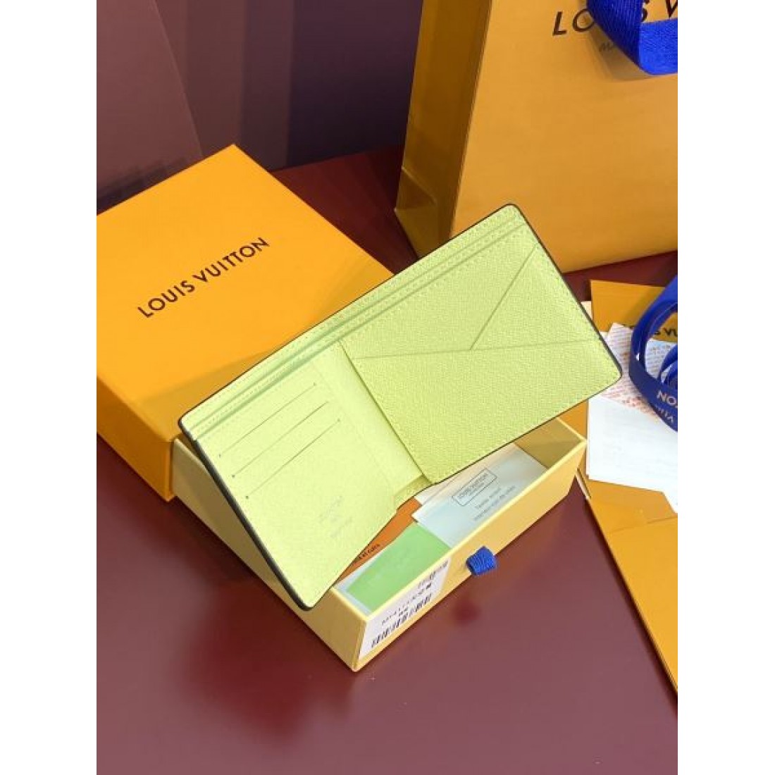春の新生活にぴったり LOUIS VUITTON スーパーコピー 二つ折り財布 プレミアム感満載
