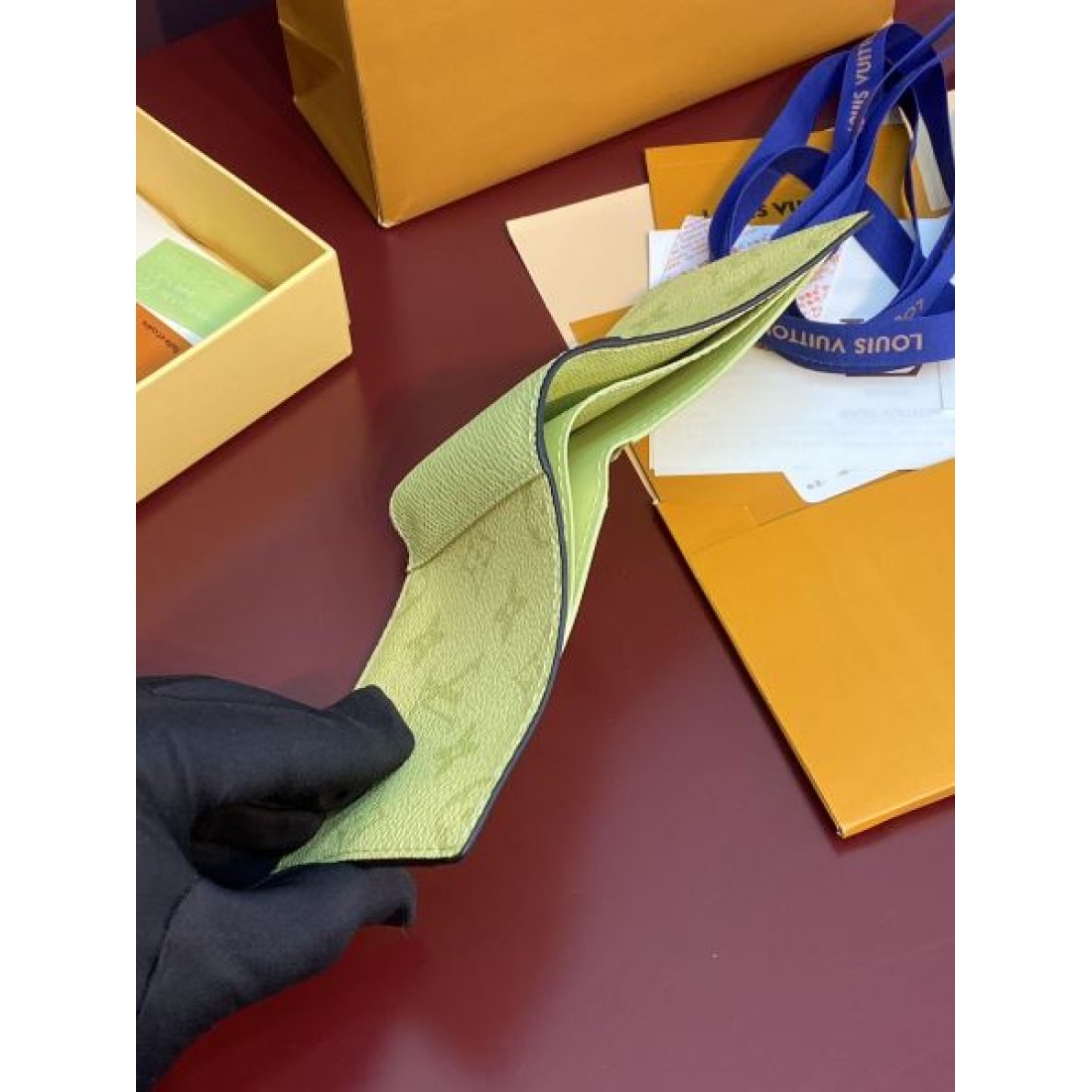 春の新生活にぴったり LOUIS VUITTON スーパーコピー 二つ折り財布 プレミアム感満載