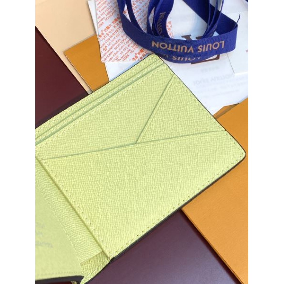 春の新生活にぴったり LOUIS VUITTON スーパーコピー 二つ折り財布 プレミアム感満載