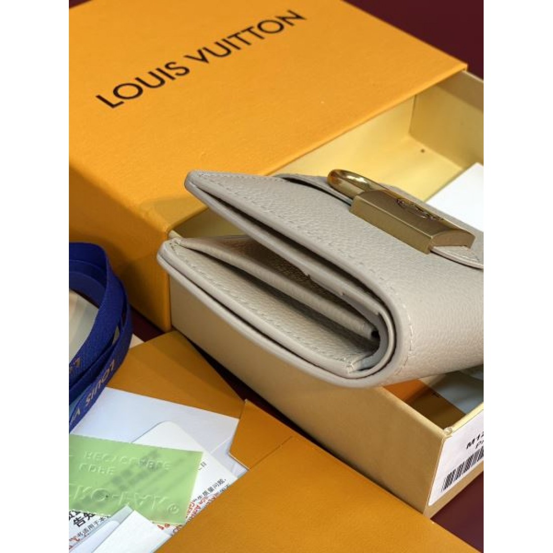 入手困難アイテム LOUIS VUITTON スーパーコピー 二つ折り財布 今季マストバイ