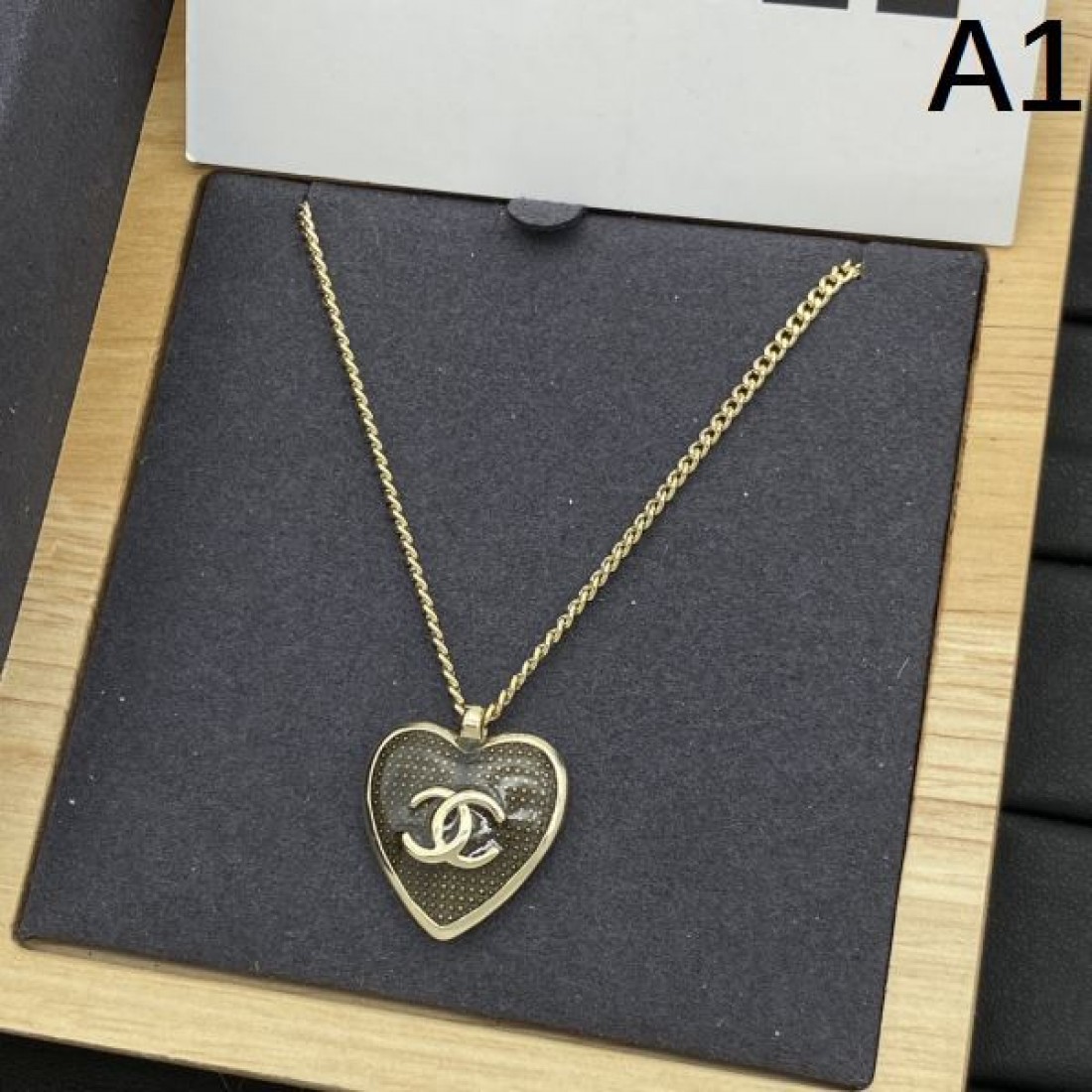 CHANEL スーパーコピー ネックレス ロゴ 大人っぽいスタイルが完成 シャネル