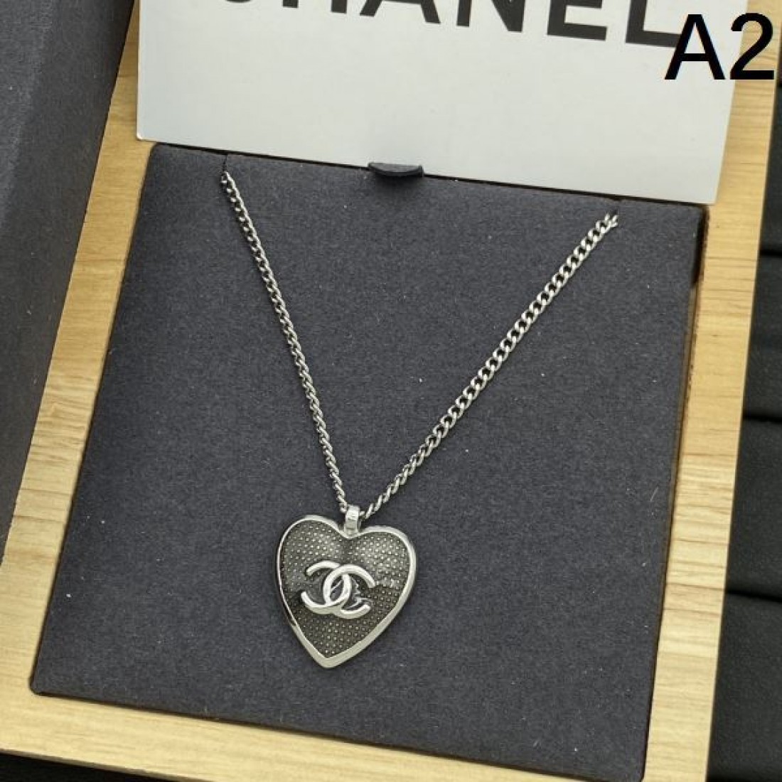 CHANEL スーパーコピー ネックレス ロゴ 大人っぽいスタイルが完成 シャネル