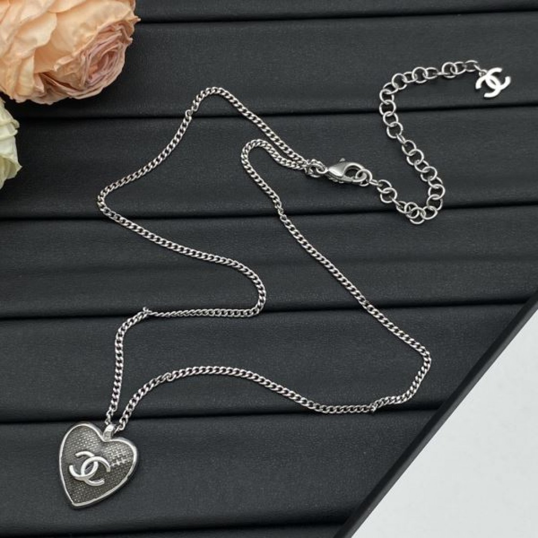 CHANEL スーパーコピー ネックレス ロゴ 大人っぽいスタイルが完成 シャネル