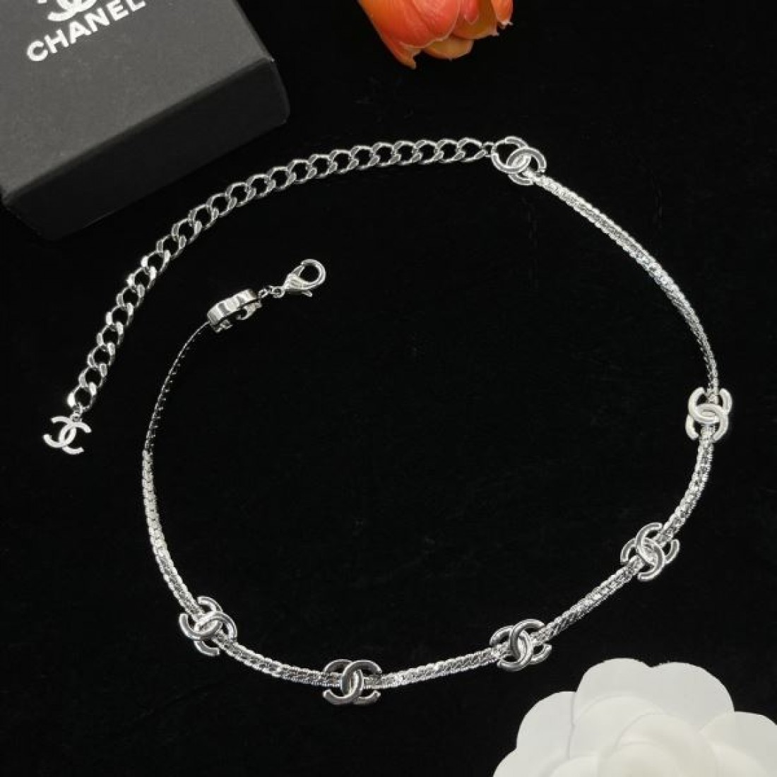 シャネル コピー ネックレス ロゴ 今季は色を使った注目新品 CHANEL