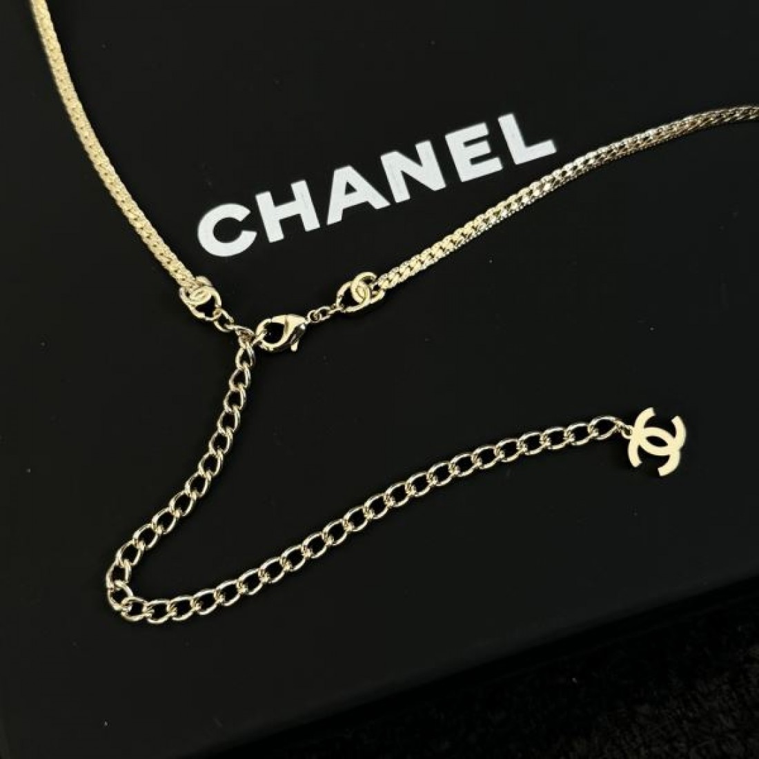 シャネル コピー ネックレス ロゴ 先シーズンに引き続き新品 CHANEL