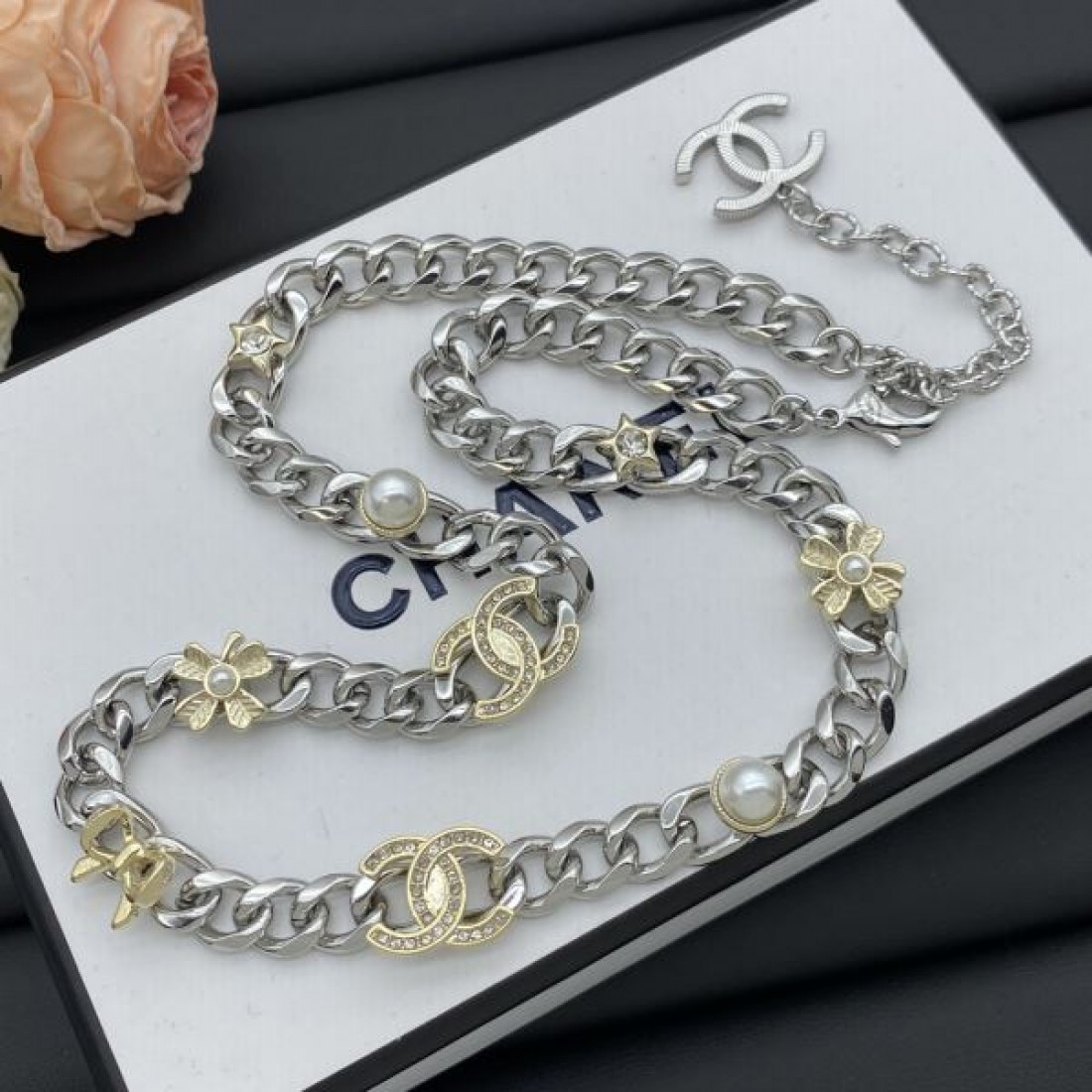 シャネル コピー ネックレス ロゴ 雑誌掲載も多数注目の新作 CHANEL