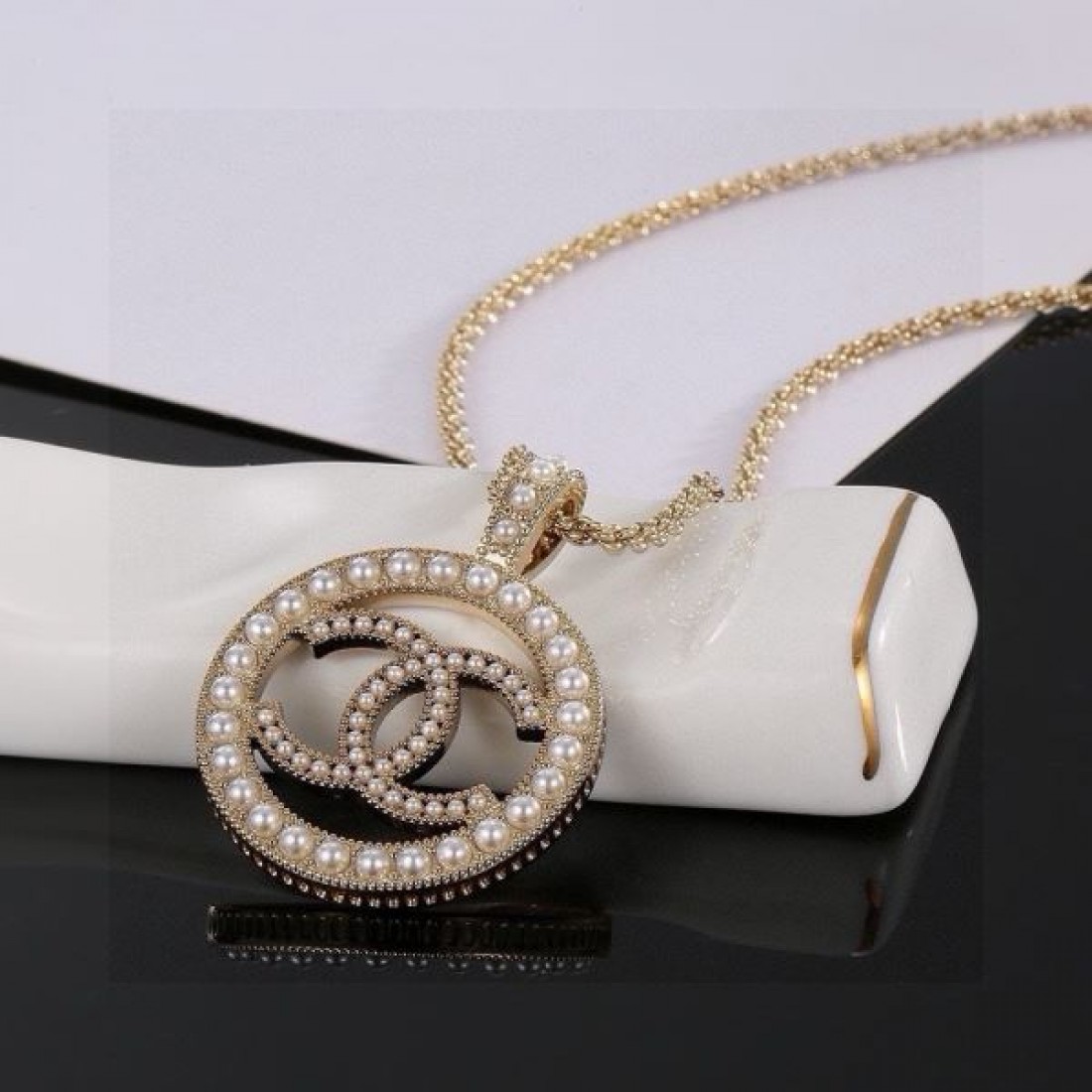 CHANEL スーパーコピー ネックレス ロゴ セレブや芸能人からも愛用 シャネル