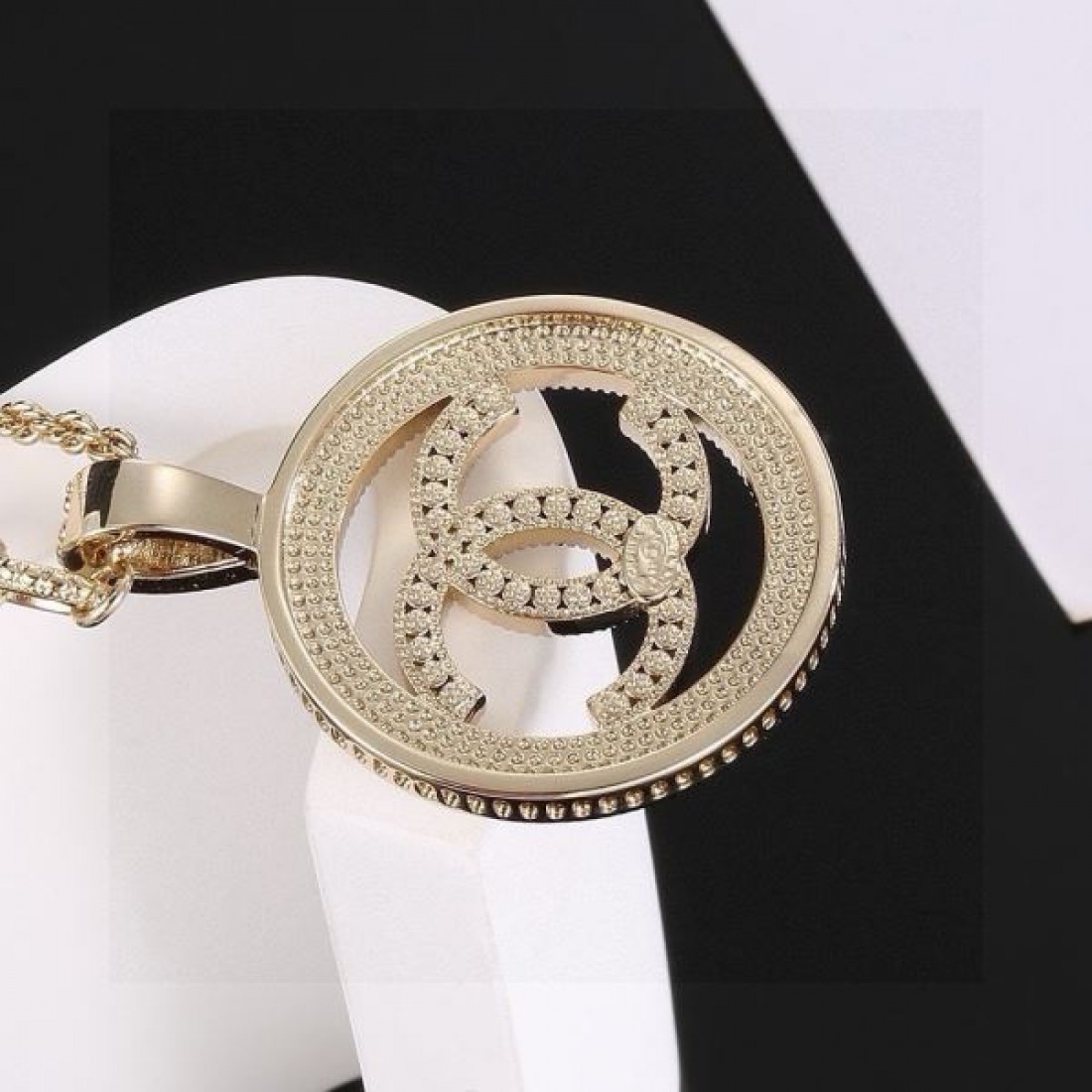 CHANEL スーパーコピー ネックレス ロゴ セレブや芸能人からも愛用 シャネル