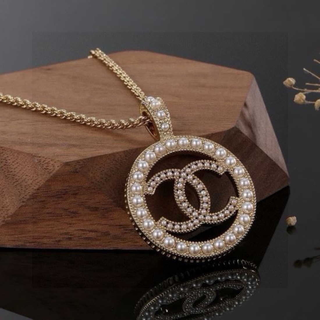 CHANEL スーパーコピー ネックレス ロゴ セレブや芸能人からも愛用 シャネル