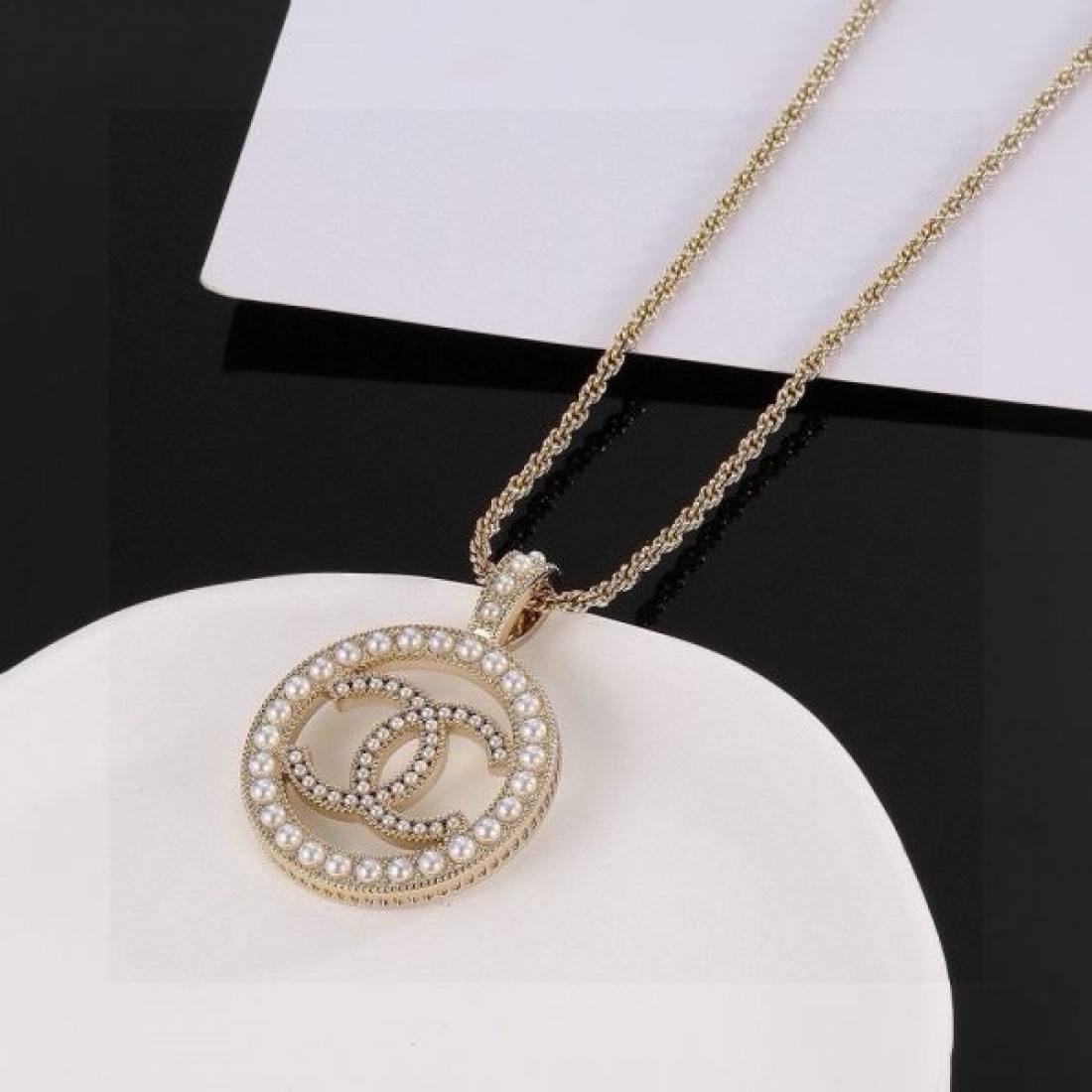 CHANEL スーパーコピー ネックレス ロゴ セレブや芸能人からも愛用 シャネル