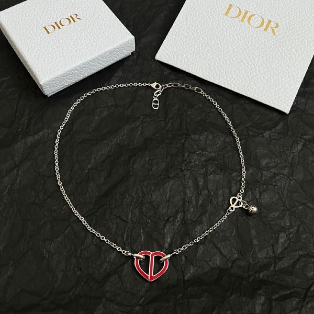 ディオール コピー ネックレス ロゴ 著名人やセレブも愛用する DIOR