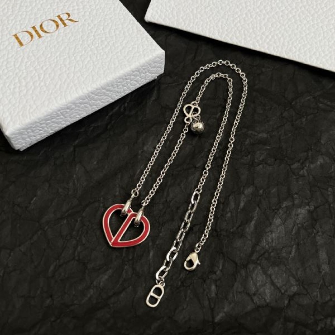 ディオール コピー ネックレス ロゴ 著名人やセレブも愛用する DIOR