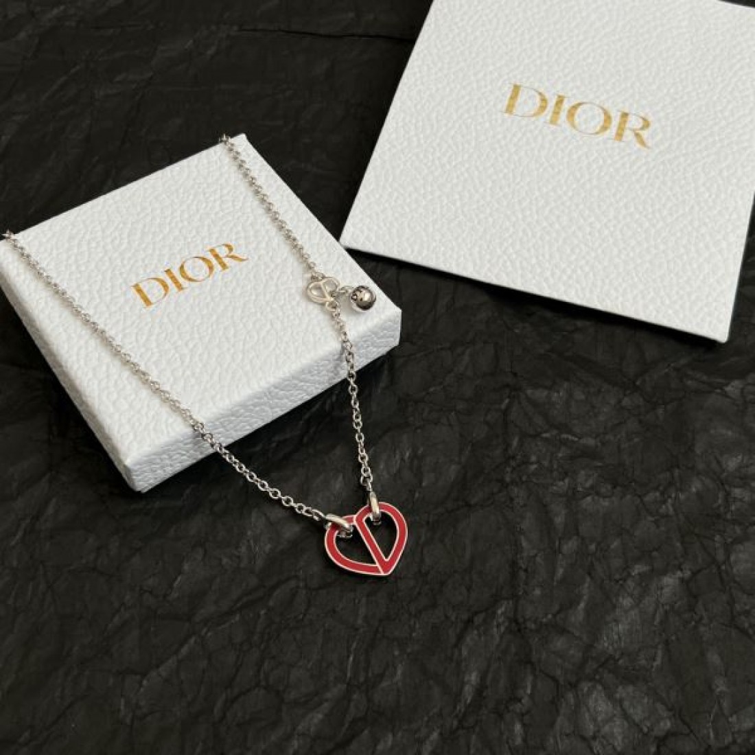 ディオール コピー ネックレス ロゴ 著名人やセレブも愛用する DIOR