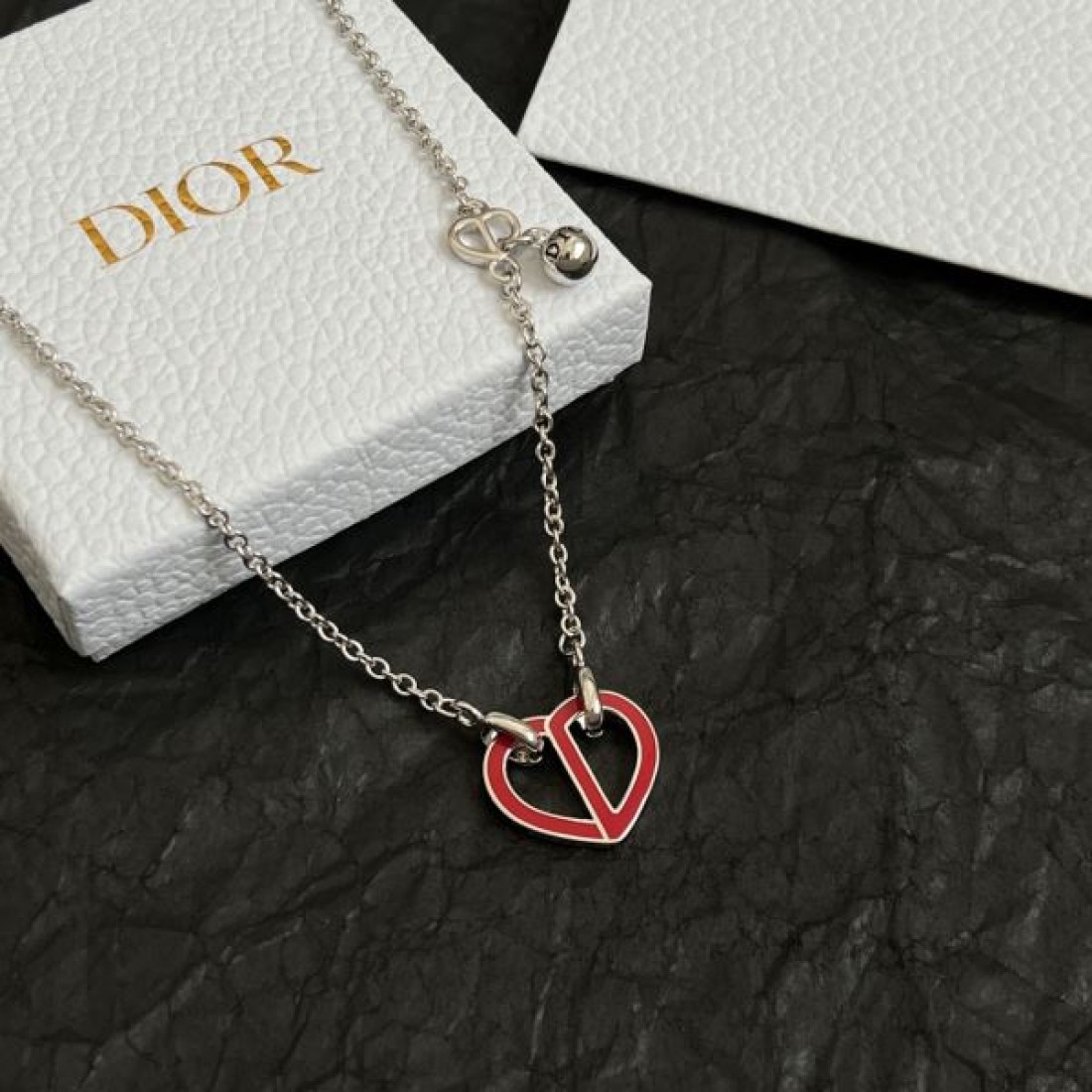 ディオール コピー ネックレス ロゴ 著名人やセレブも愛用する DIOR